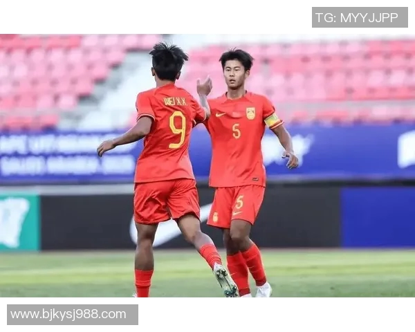 中国足球迎战关岛队全力争胜力争晋级亚洲杯预选赛决战时刻展现实力与团队精神